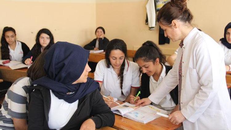 5 veride Türkiye’de öğretmenler...  Daha fazla öğrenciye eğitim veriyor, az kazanıyorlar