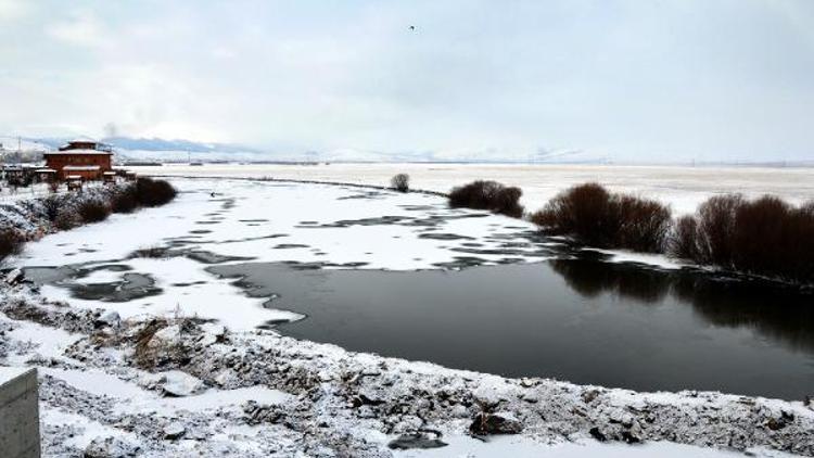 Kura Nehrinin yüzeyi buz tuttu