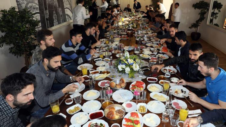 Fenerbahçede futbolcular kahvaltıda bir araya geldi