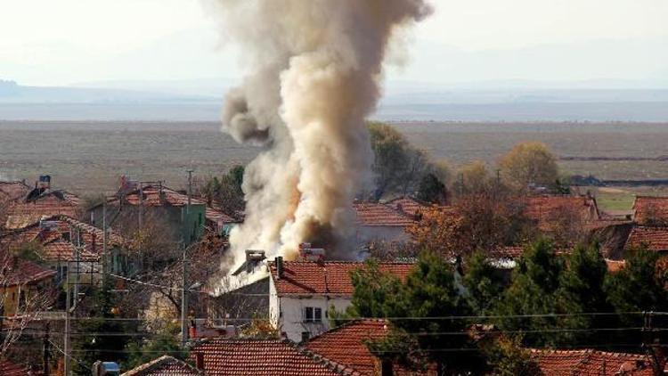 Evcilerde yangın: İki ev kullanılamaz hale geldi