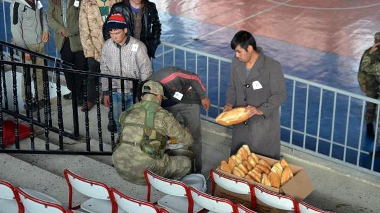 Bitliste yakalanan kaçaklara askerler, yemek dağıttı