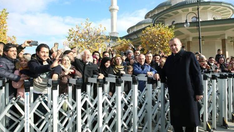 Erdoğan, Beştepe Millet Camii çıkışında hatıra fotoğrafı çektirdi