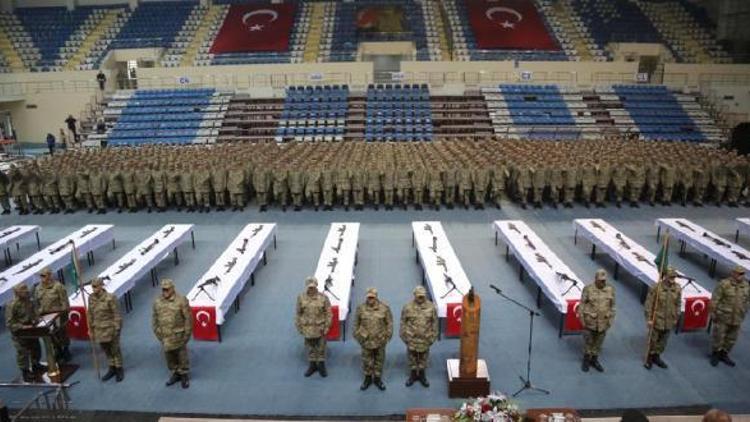 Sakarya Valisi Balkanlıoğlu 600 askerin yemin törenine katıldı