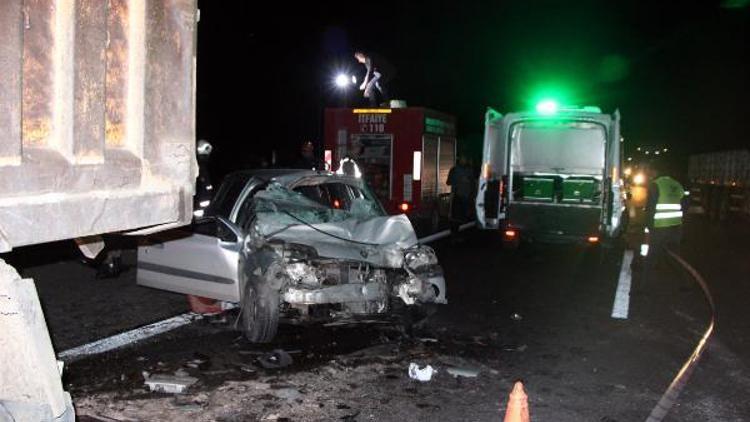 Şanlıurfa’da otomobil, kamyona çarptı: 2 ölü