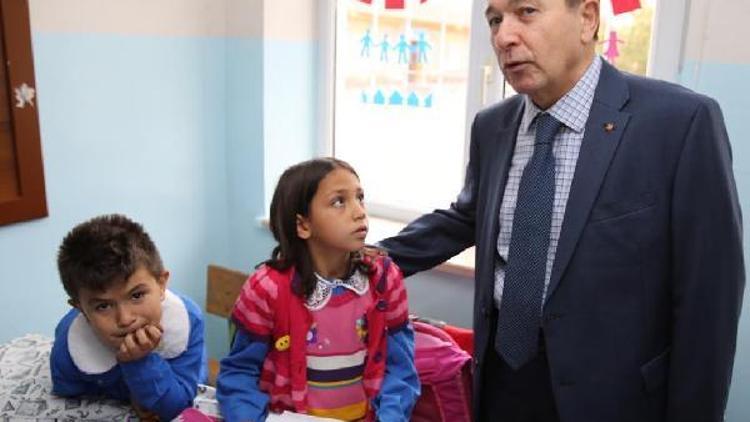 AGÜ Rektörü Sabuncuoğlu, köy okulunu ziyaret etti