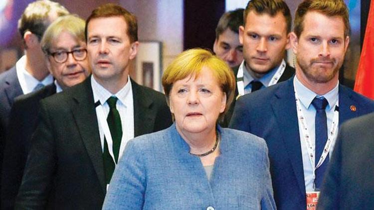 Merkel büyük koalisyona göz kırptı