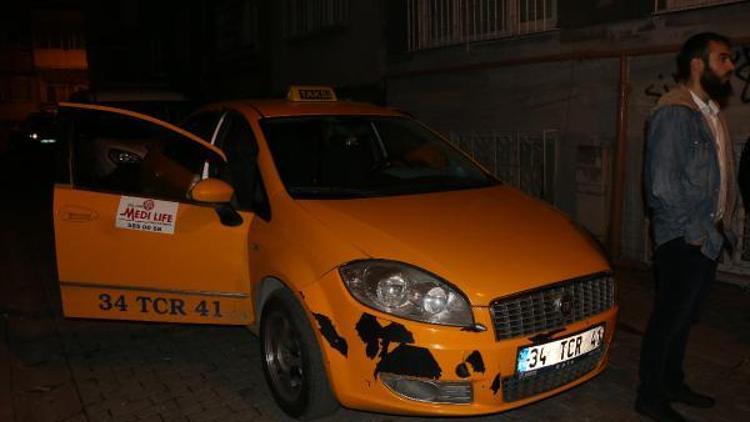 Taksici, boğuştuğu gaspçının kimliğini aldı