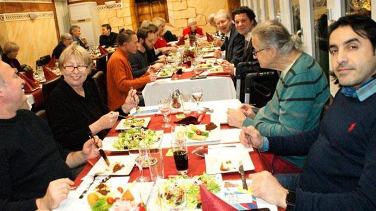 Türk vekilden seçmenlerine teşekkür yemeği