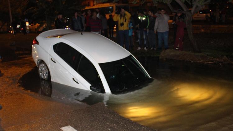 Adanada su borusu patladı, otomobil yolda oluşan dev çukura düştü