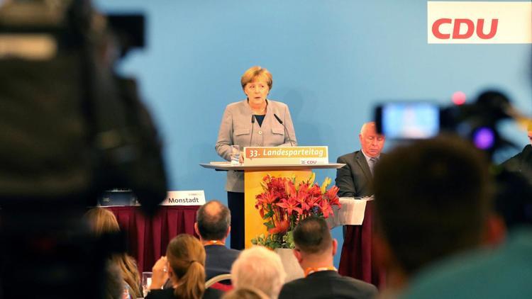 CDU, SPD ile büyük koalisyona göz kırptı