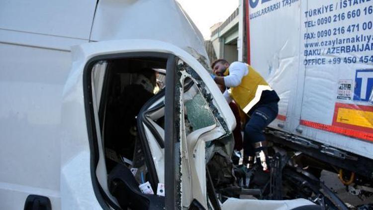 Kuzey Marmara Otoyolunda kaza: Araçta sıkışan sürücüyü itfaiye kurtardı (2)