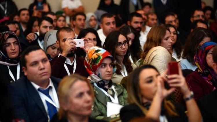 Cumhurbaşkanı Erdoğanın katıldığı Teknoloji bağımlılığı kongresinde cep telefonları ellerde