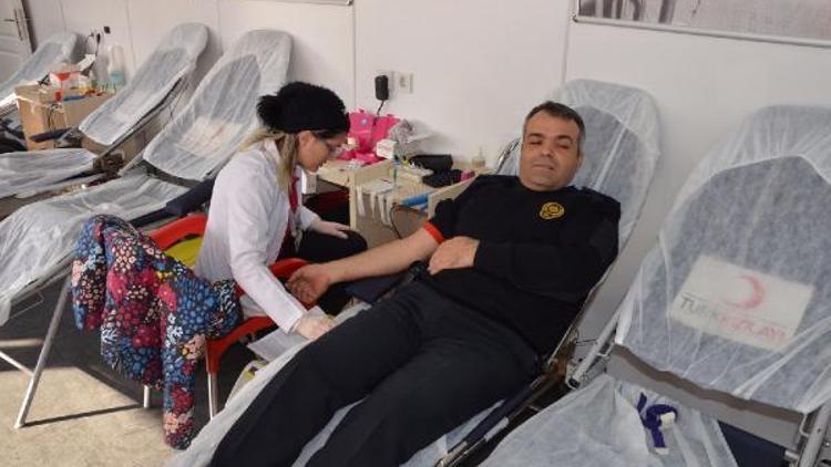 Polisten lösemi hastası Çınar için kan bağışı