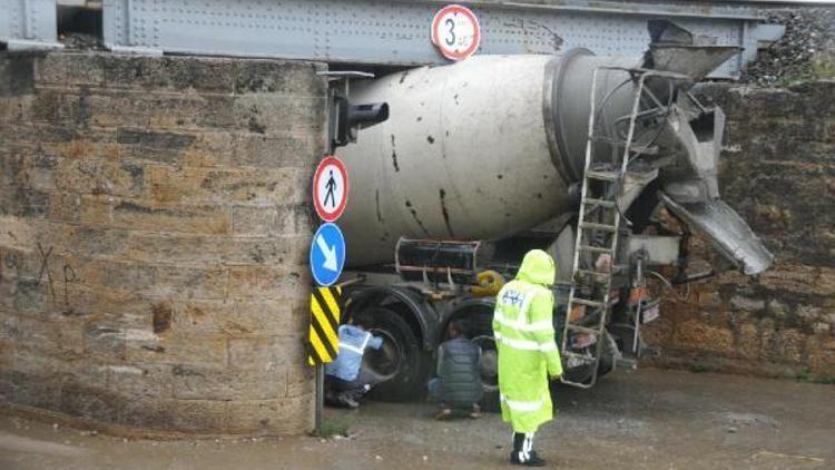 Beton mikseri köprüye takıldı