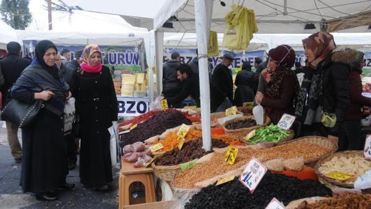 Farklı illerden Vana gelip, yöresel ürünlerini satıyorlar