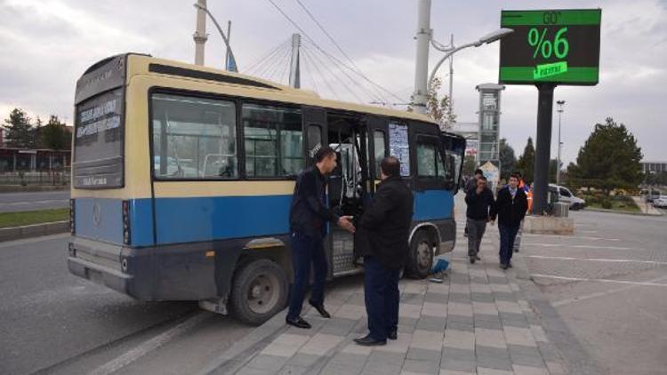 Minibüs direğe çarptı: 4 yaralı