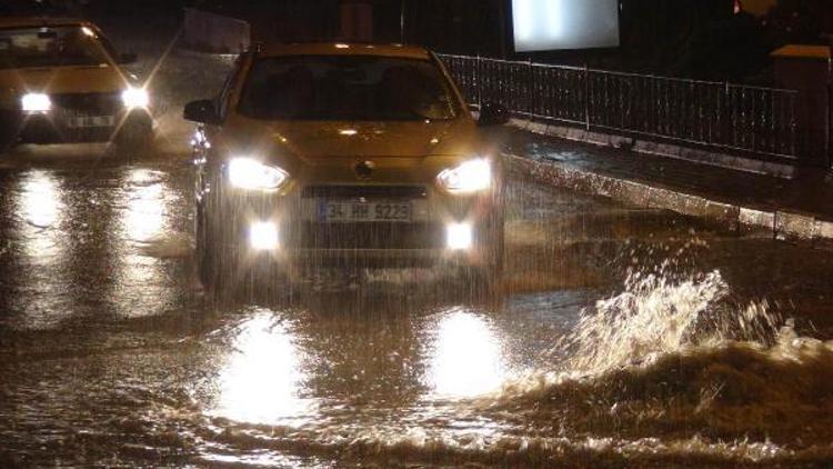 Bandırma’da sağanak yağmur, caddeleri göle çevirdi