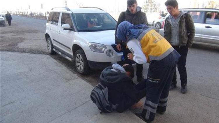 Karsta başına buz kütlesi düşen liseli yaralandı