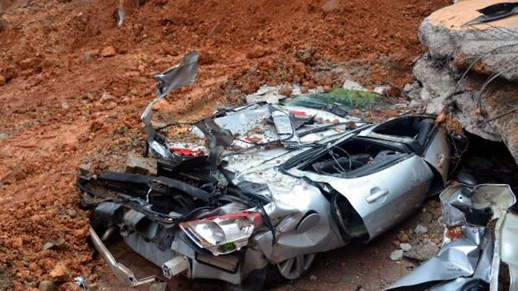 Kahramanmaraşta istinat duvarı çöktü, otomobiller altında kaldı