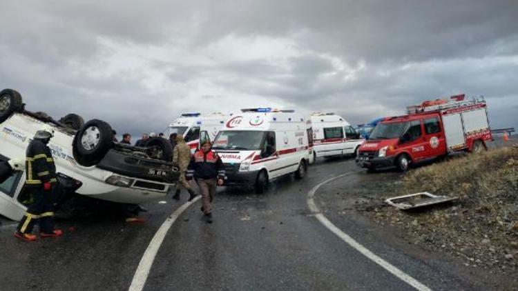 Malatya’da belediye işçilerini taşıyan minibüs devrildi: 11 yaralı