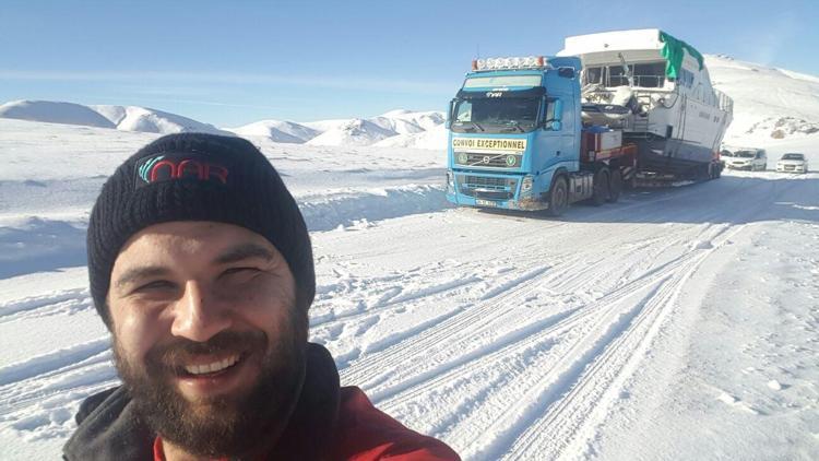 Karlı dağlarda lüks yatı görenler şaşırdı kaldı