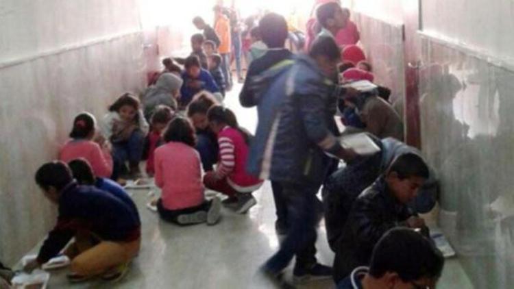 Okulda tepki çeken görüntü... Çocuklar beton zeminde yiyor
