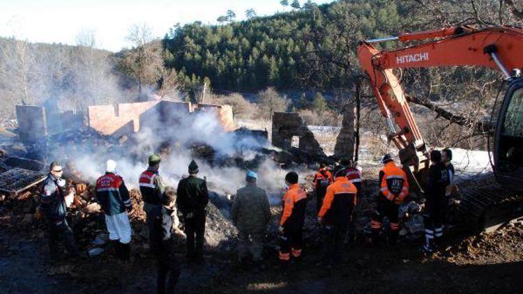 Kastamonuda 2 ev yandı, 5 kişilik aile kayıp / Ek fotoğraflar