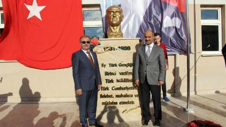Gelibolu Belediyesi okullardaki Atatürk Büstlerini yeniliyor