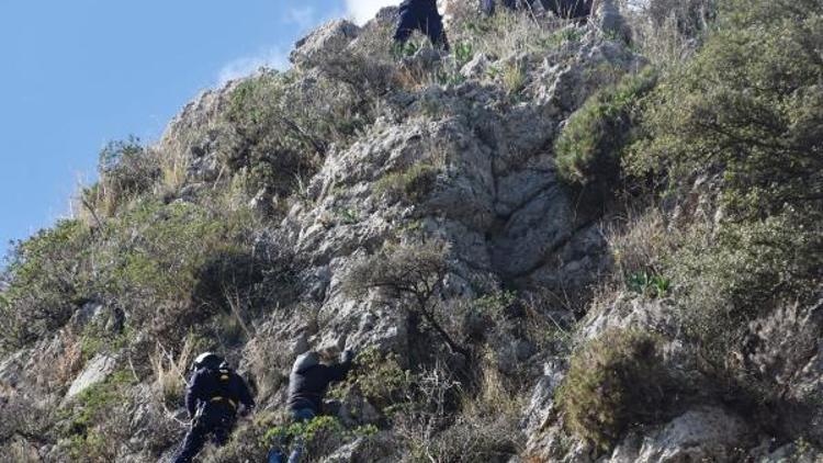 Macera olsun diye dağa tırmanan Rus 2 çocuk, kayalıklarda mahsur kaldı