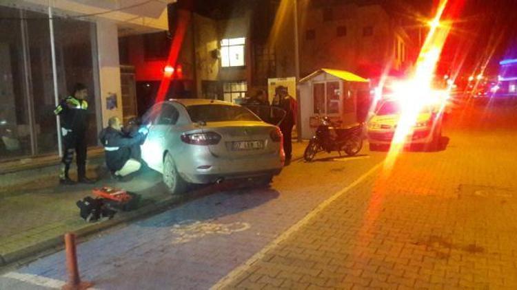 Otomobiliyle önce polis aracına sonra duvara çarpıp kaçtı