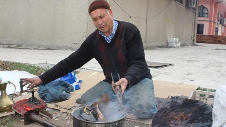 Boş arazileri işyerine çevirip, kalaycılık yapıyor