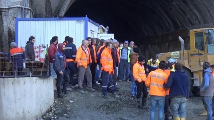 Rizede Salarha Tüneli inşaatı çalışanları iş bıraktı