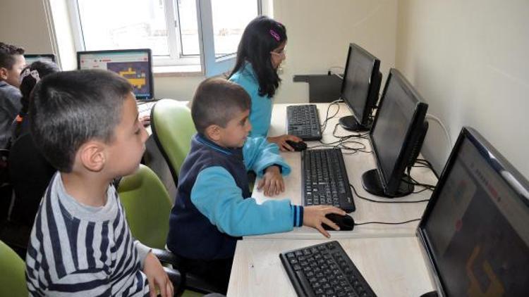 Bitlisli çocuklar hem eğleniyor, hem okuma becerilerini geliştiriyor