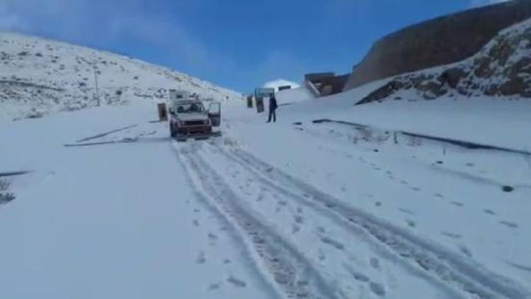 Nemrut Dağı yolunu kapatan karı, aracıyla temizledi