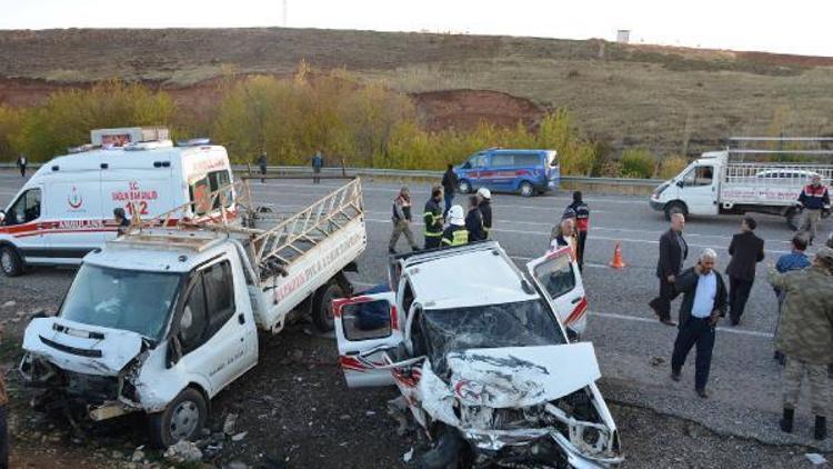 Adıyamanda trafik kazası: 2 ölü, 4 yaralı