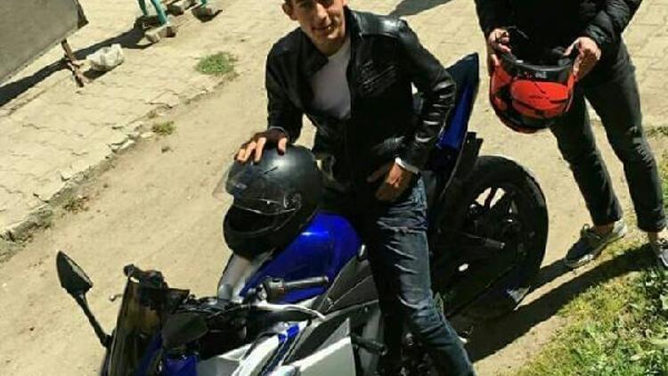 Motosiklet ile hız yapan kasksız sürücü, kazada öldü