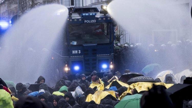 Almanya karıştı Polis ve protestocular çatıştı