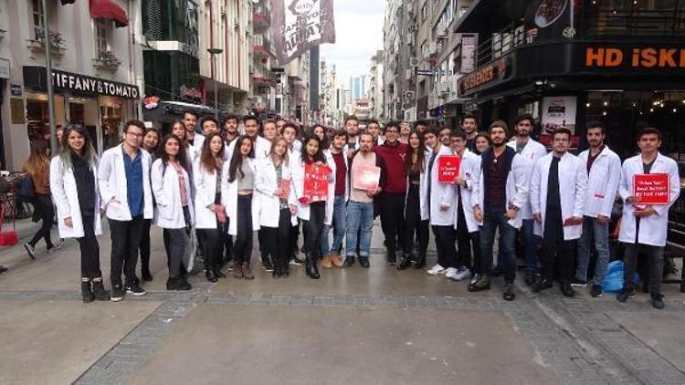 Dünya AIDS Günü etkinliğinde, tıp öğrencileri prezervatif dağıttı