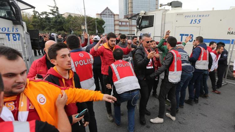 Galatasaray taraftarları Vodafone Parka ulaştı