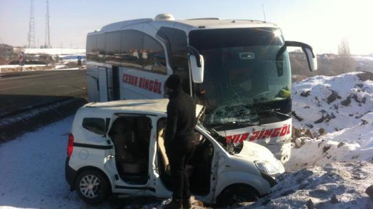 Otobüs ile hafif ticari araç çarpıştı: 1 ölü, 2 yaralı