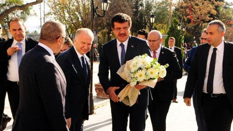 Zeybekçi: Yerli otomobilde siyasi yönlendirme yanlış olur