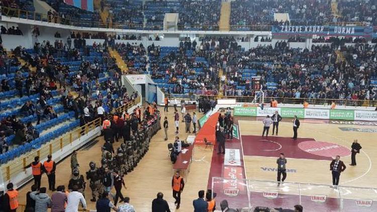Trabzonspor - Fenerbahçe Doğuş maçında olaylar çıktı (FOTOĞRAFLAR)