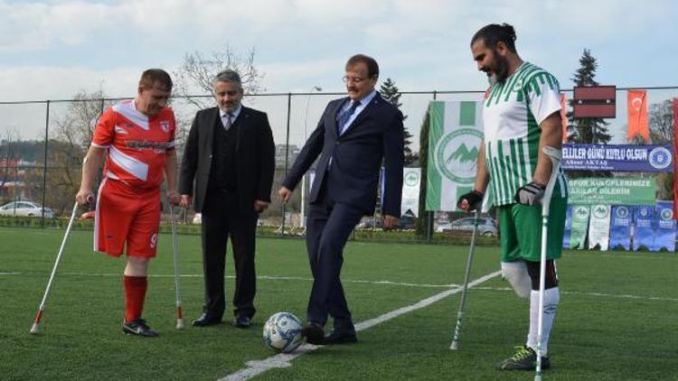 Engelliler maçında sakatlanan futbolcunun yardımına Başbakan Yardımcısı Çavuşoğlu koştu