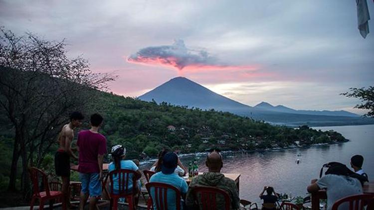 Bali Adasındaki Agung Yanardağında hareketlilik