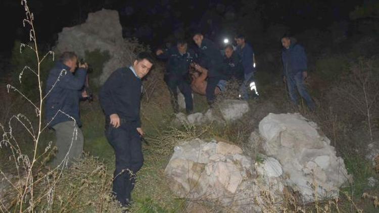 Kayalıklara yuvarlanan alkollü kişi, yardıma gelen polislere taş attı