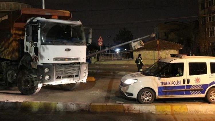Alkollü kamyon sürücüsü MOBESE direğine çarptı
