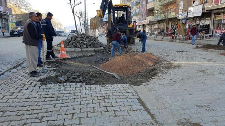 Şemdinli Belediyesi bozulan yolları onarıyor