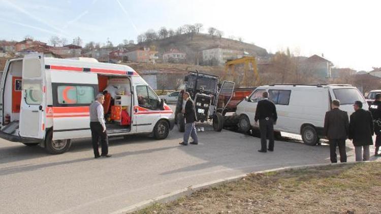 Havzada minibüs ile traktör çarpıştı: 11 yaralı