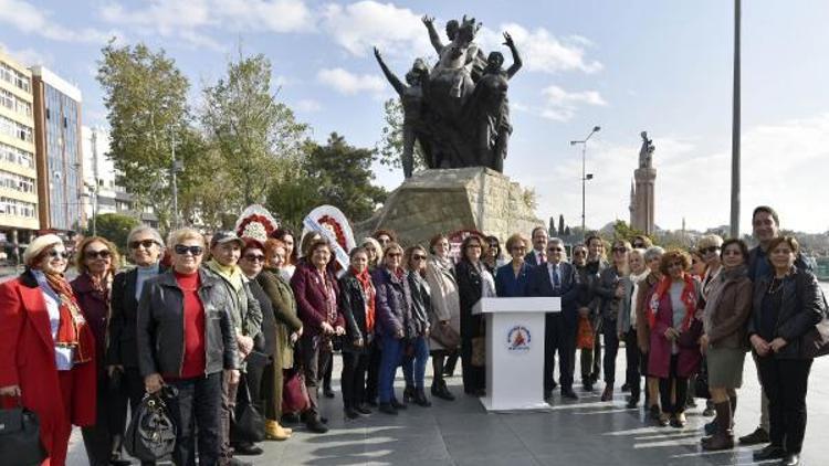 Kadınlar Atatürk Anıtına çelenk sundu