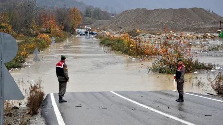 Kozcağız Deresi taştı, yol ulaşıma kapandı